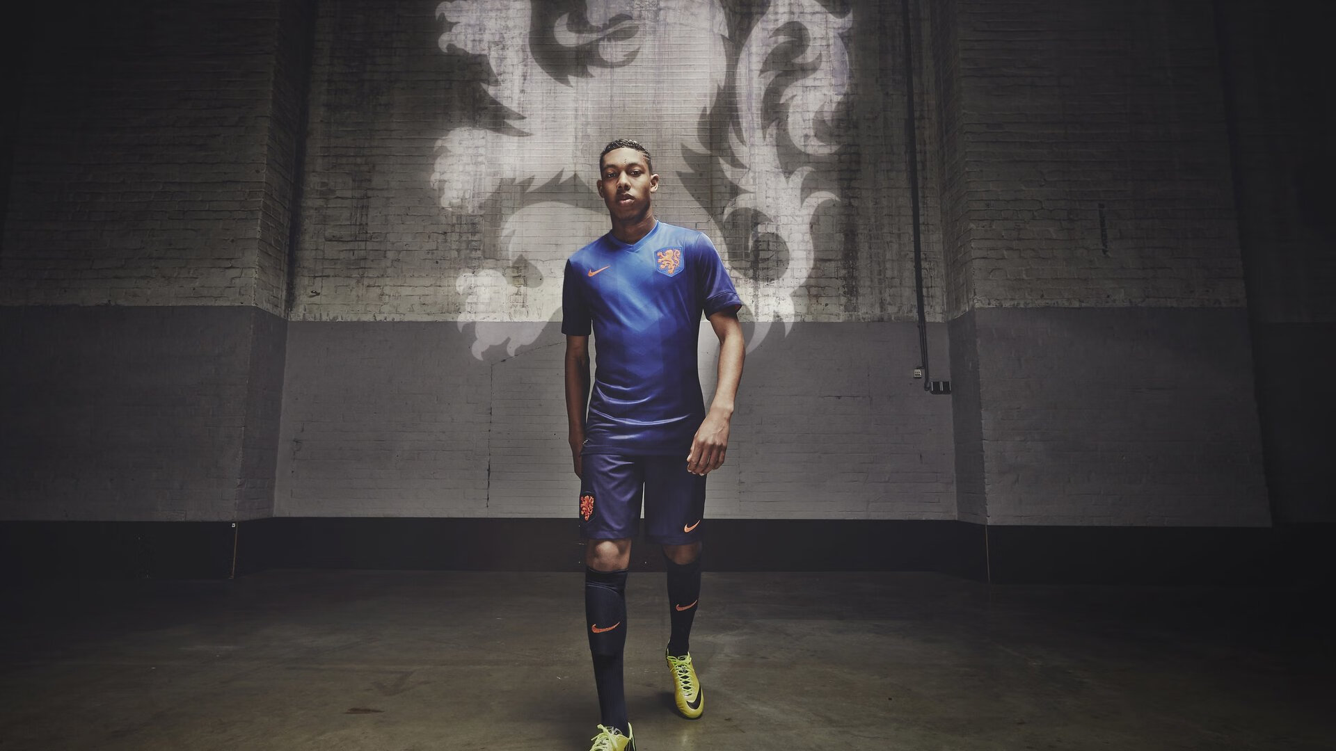 梅西赛点兑现，洛杉矶湖人淘汰巴塞罗那晋级四强，主帅激动落泪